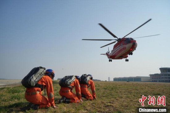 <em>昆明</em>航空救援支队开展人机结合训练 淬炼航空救援能力