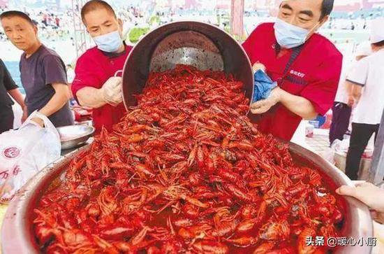 “万人龙虾宴”，一张门票150，3万吃货解决40吨，结果吃完就...