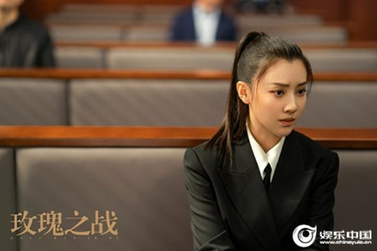 <em>王鹤润</em>新剧《玫瑰之战》开播 演绎酷飒职场律师