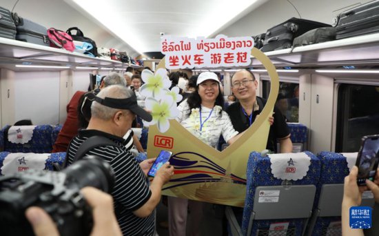 “多彩<em>贵州</em>号”旅游列车游客抵达老挝