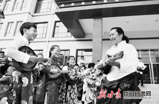 碌曲县<em>藏族</em>中学的同学们用曼陀铃伴奏演唱<em>藏族歌曲</em>