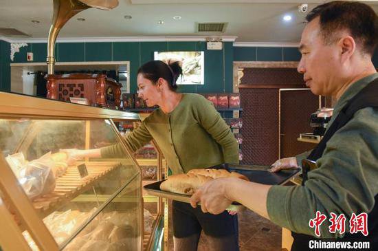 “洋媳妇”中国开餐馆：滨海小城有了“俄罗斯味道”