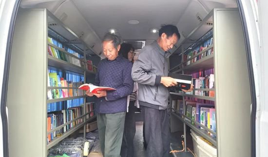 世界读书日丨“流动图书车”播撒一路书香