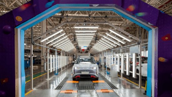 奇瑞QQ全新车型无界Pro首台商品车正式下线