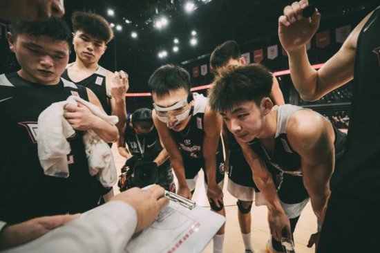 <em>杨</em>毅侃球：一座县城，如何能打造出中国最勇猛的篮球