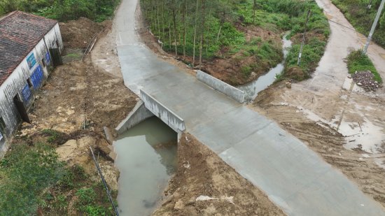 爱心企业捐资约50万元重修湖镇镇斗坑桥 让村民出行更顺畅