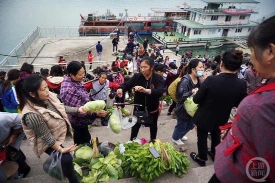 长江忠县段“最后的水上公交”：登船皆供饭，直播述人生