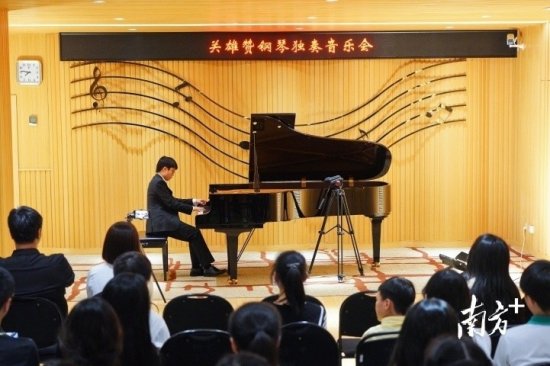 这场独奏音乐会，16岁<em>钢琴</em>少年连续挑战3首世界高难度曲目