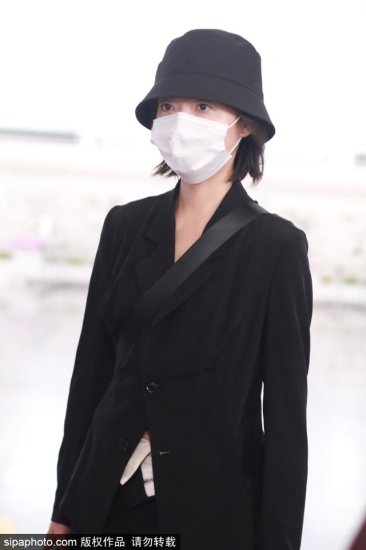 万茜穿西服外套搭配黑色长裙低调现身机场优雅稳重
