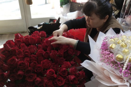 新疆乌鲁木齐：春来鲜花俏 花卉市场现热潮