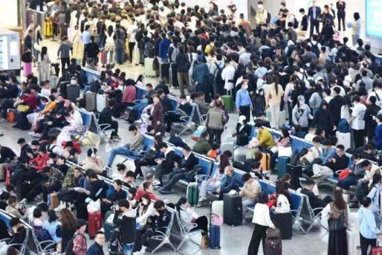 “五一”期间<em> 宁波</em>火车站累计发送旅客68.15万人次
