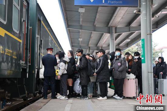 春运客流迎高峰 国铁集团郑州局预计发送旅客79.1万人次