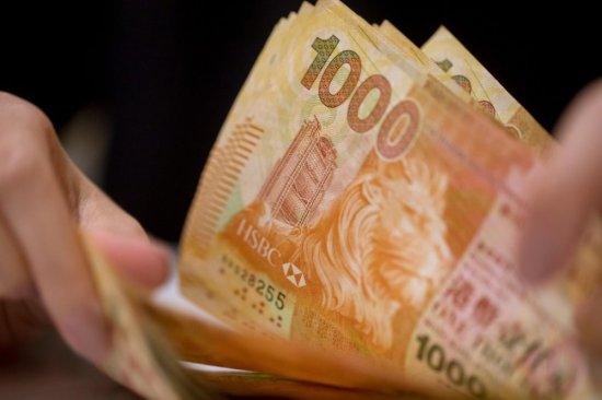 美国再对香港“下手”？美元“绞杀”港元，香港被迫狂抛40亿