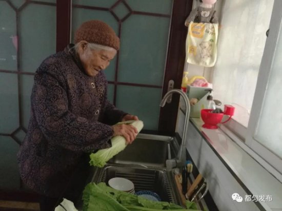 【<em>康</em>养之城 百岁人家】都匀103岁女寿星谈长寿秘籍有“五个好”