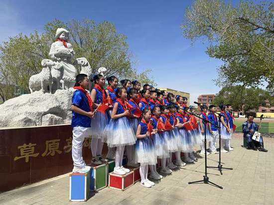 “草原英雄小姐妹学校”在内蒙古包头市揭牌