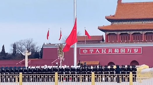 <em>丁真第一次</em>到北京看升国旗！说自己很开心、很激动