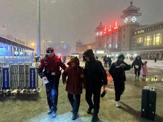 春运返程遇上龙年降雪<em> 北京</em>多座车站出现大量<em>列车</em>晚点