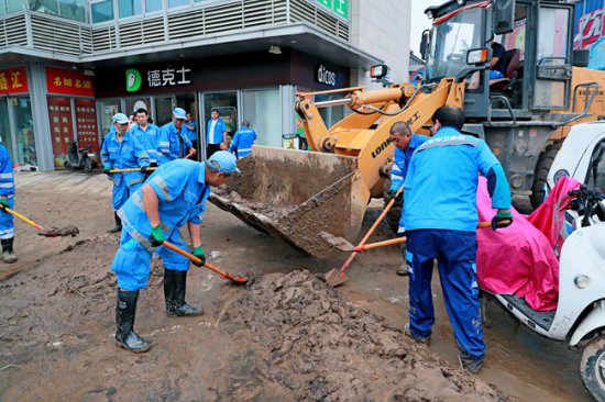 北京环卫集团派出50余部大型机械车辆赶赴门头沟区清淤