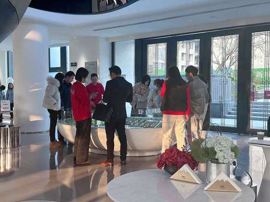 上海两区调整住房限购首个周末：单身人才开始咨询看房