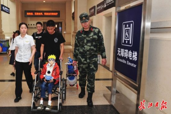 患病<em>儿童坐高铁</em>回家需携带氧气罐，上海武汉武警接力护送