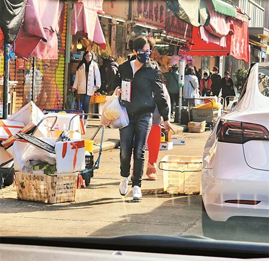 前TVB花旦带女儿逛菜市场，提大包小包接地气，打扮朴素无人识