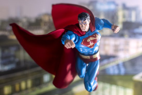 DC<em> 新</em>一代“超人”大卫・科伦斯韦首张完整定妆照发布
