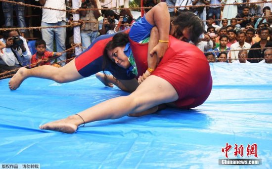 印度上演真实版《<em>摔跤吧</em>！<em>爸爸</em>》女选手台上奋力搏击