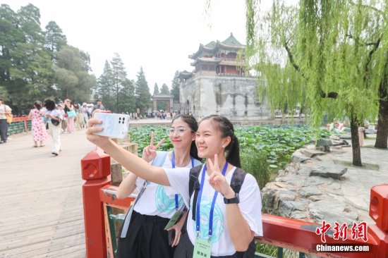 百余名海外华裔<em>青少年参观</em>游览北京颐和园