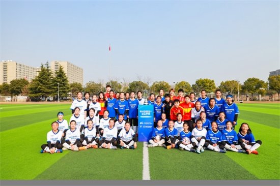 中国女足到访杭州 与校园足球<em>女孩</em>许下亚运之约