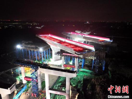 四川成南扩容项目跨成渝铁路双幅刚构桥顺利转体