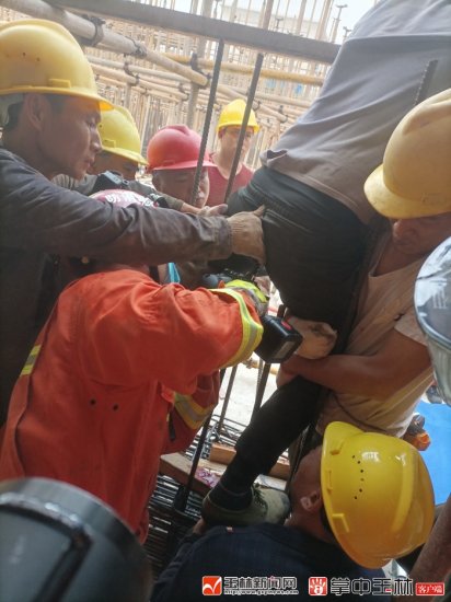 触目惊心！工人3米高处跌落被<em>钢筋刺穿身体</em>，消防紧急施救