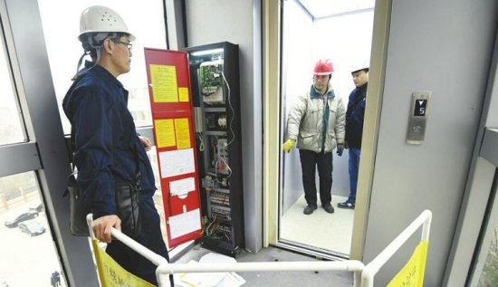 济南首部“老楼电梯”迎检 最快今天就能使用了