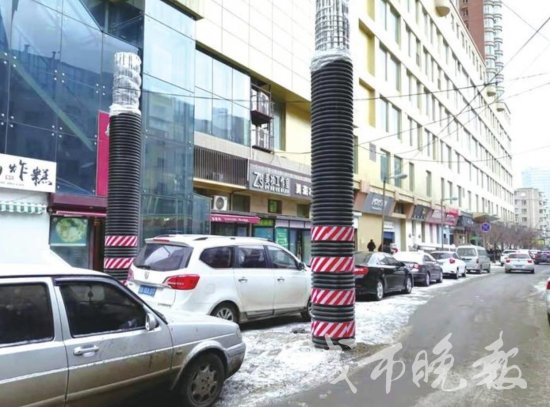 重庆胡同路中间建立柱？原来是步行街改造的牌楼地基