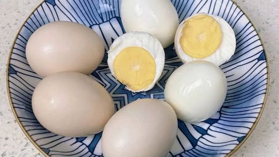 水煮蛋<em>的正确做法</em>，记住4个诀窍，蛋壳一拉就掉，蛋黄鲜嫩不噎人