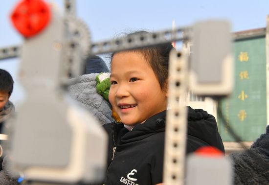 <em>河南商丘</em>：乡村学生参观操作机器人模型 感受智能科技知识乐趣