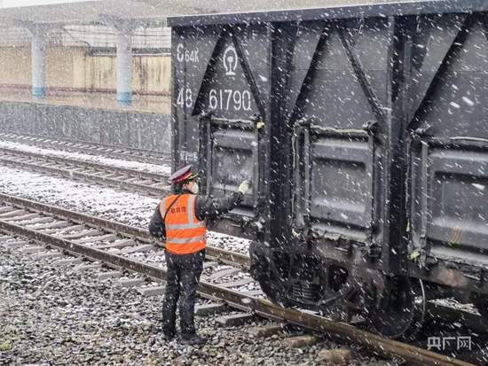【2024江西首场寒潮来袭】大雪中 他们全力确保铁路运输安全