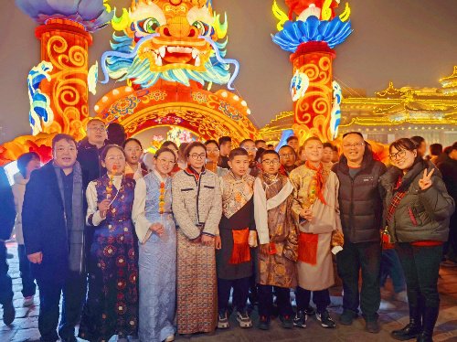登城墙 赏花灯 品年味 暖心行——浐灞第一中学西藏班学生在西安...