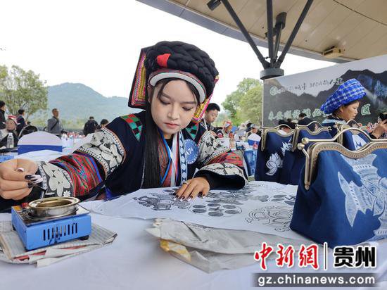 贵州省民族民间传统工艺<em>大师</em>在黄果树景区比拼手艺