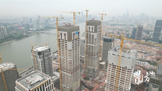 中国人寿大厦顺利封顶，广州金融城双子塔地标初现