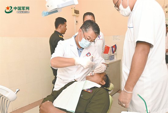 <em>我军</em>“和平天使”医疗队在柬埔寨开展医疗服务纪事