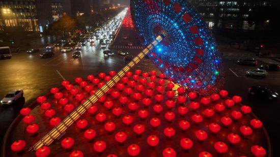 上海街头年味渐浓，巨型大红灯笼“点亮”浦东<em>世纪大道</em>