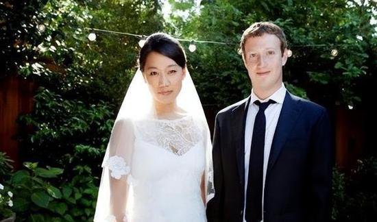 扎克伯格<em>结婚</em>10周年：重现婚纱照场景，37岁亚裔爱妻跷着二郎腿
