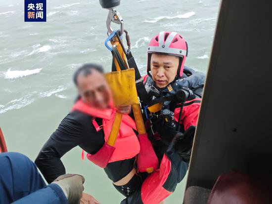 <em>三亚</em>一渔船搁浅3人遇险 直升机远距离成功施救