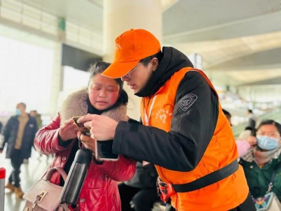 纵身<em>越过</em>服务台抢救发病旅客的青年志愿者找到了 来自四川铁道...