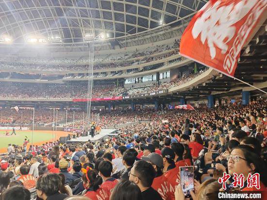 台湾职棒于台北大巨蛋开赛 首战吸引近3万名观众进场