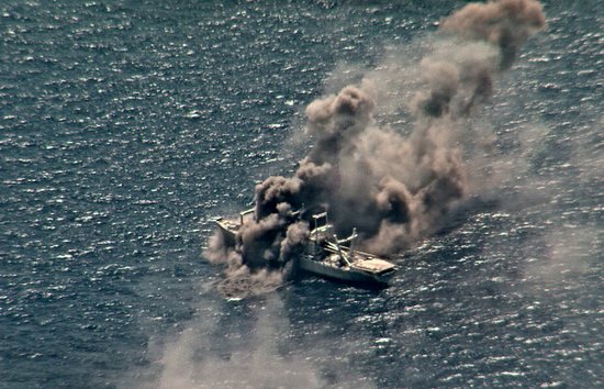 美国万吨级军舰被三枚<em>导弹命中</em>，瞬间浓烟滚滚！