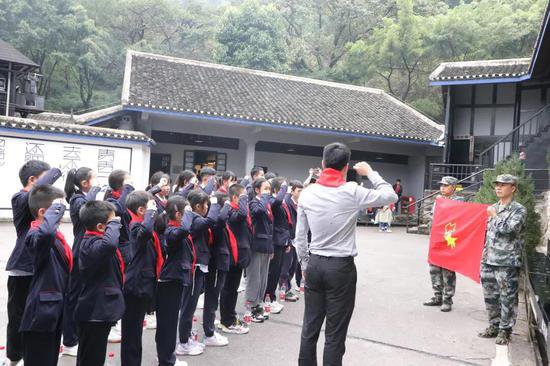 两江新区人和实验学校举行“清明祭英烈”主题教育活动