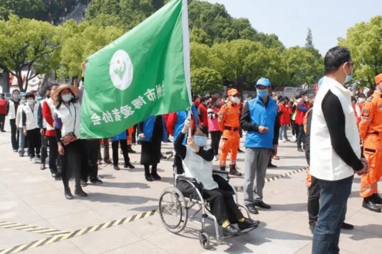 台州有个“轮椅队长” 做志愿者的“领路人”