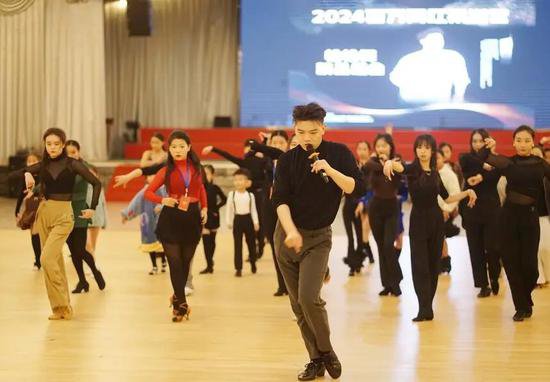 2024全国舞蹈文化产业高峰论坛暨WDC中国国际标准舞年会举办