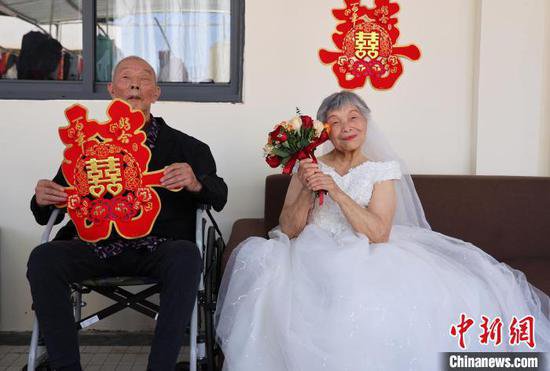 重庆大学生为老人拍摄<em>婚纱照</em>圆“婚纱梦”
